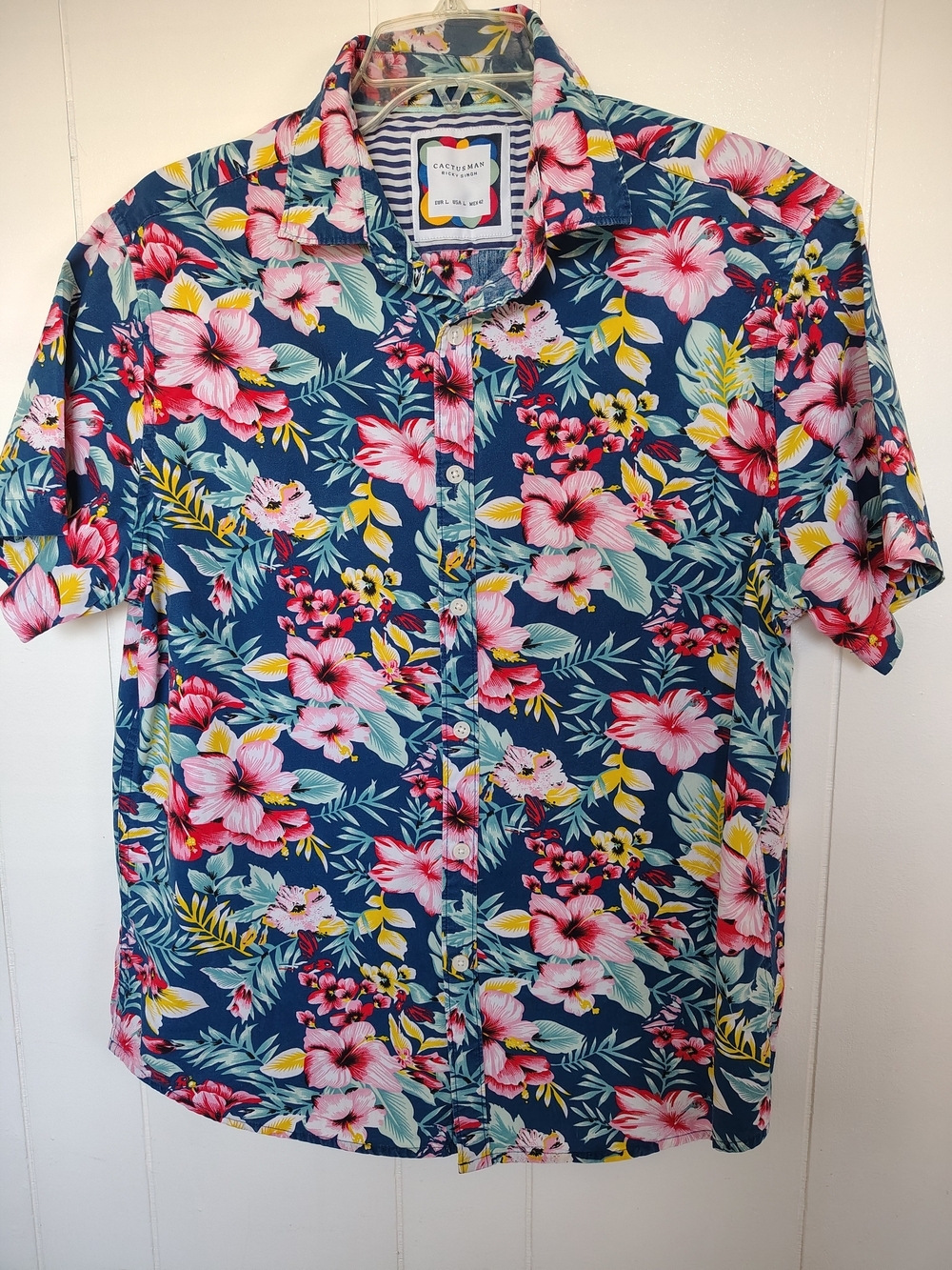 Cactus Man Tropical Floral Short-Sleeve Button-Down Size L.